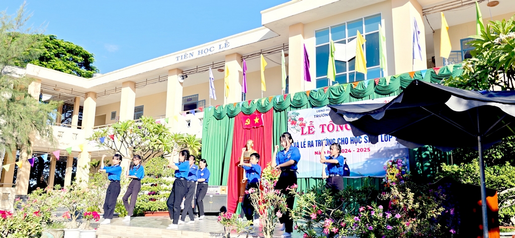 Tong-ket-nam-hoc-2024-2025-10.jpg
