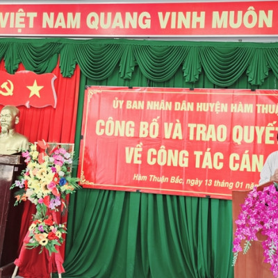 Công bố, trao quyết định công tác cán bộ.