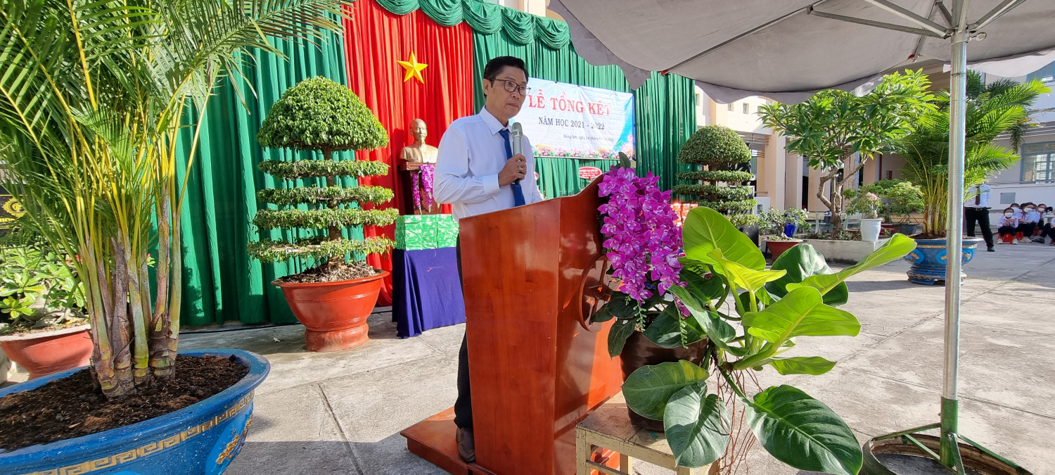 Thầy Nguyễn Hữu Sinh - Bí thư Chi bộ - Hiệu trưởng nhà trường đọc báo cáo Tổng kết năm học
