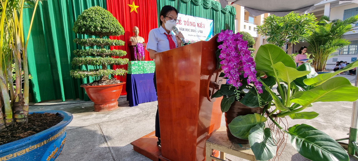 Em Nguyễn Trần Yên Bình lớp 9.2, tri ân thầy cô trước khi ra trường
