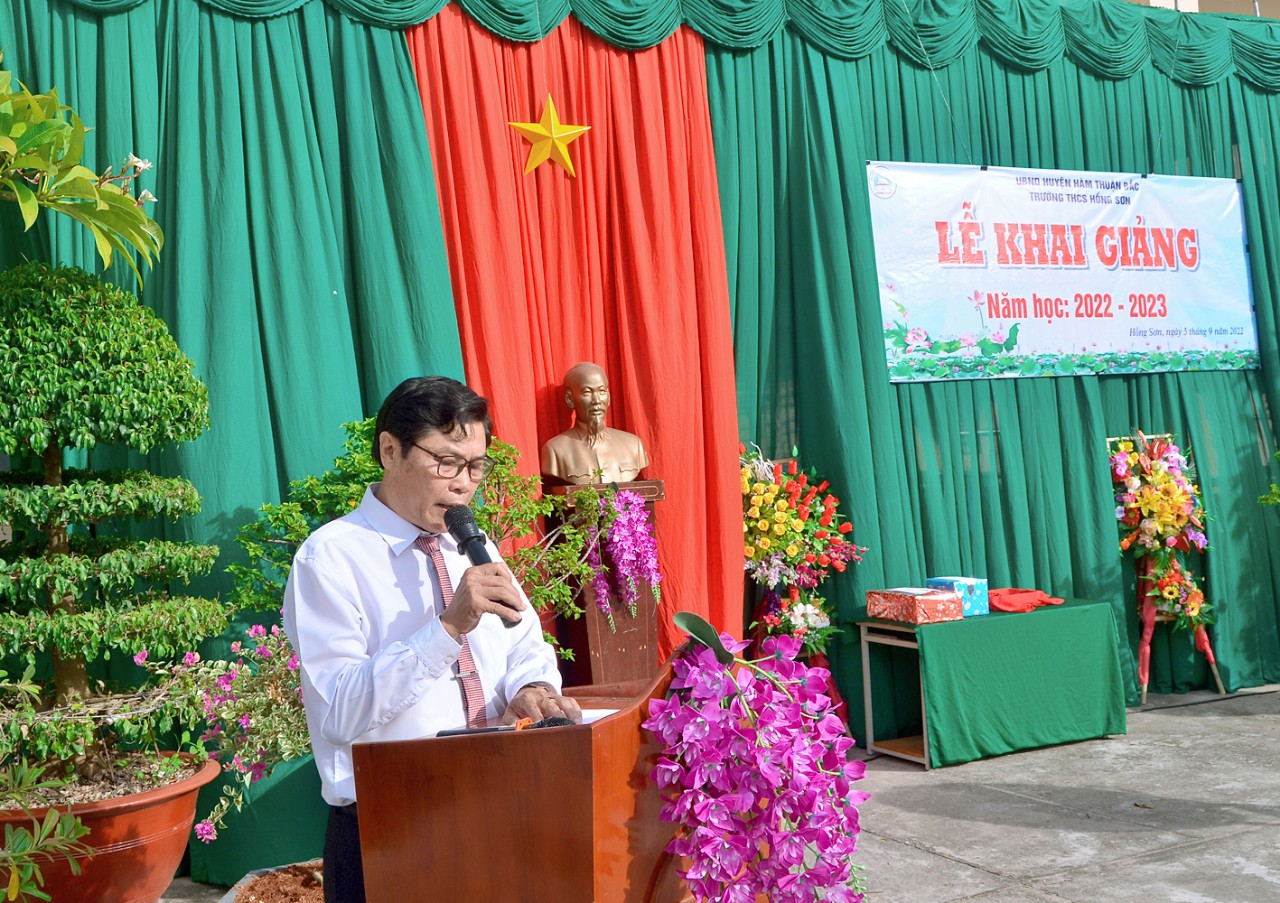 Thầy Nguyễn Hữu Sinh Bí thư chi bộ, Hiệu trưởng