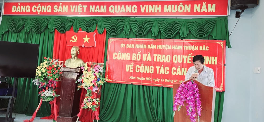 Công bố, trao quyết định công tác cán bộ.