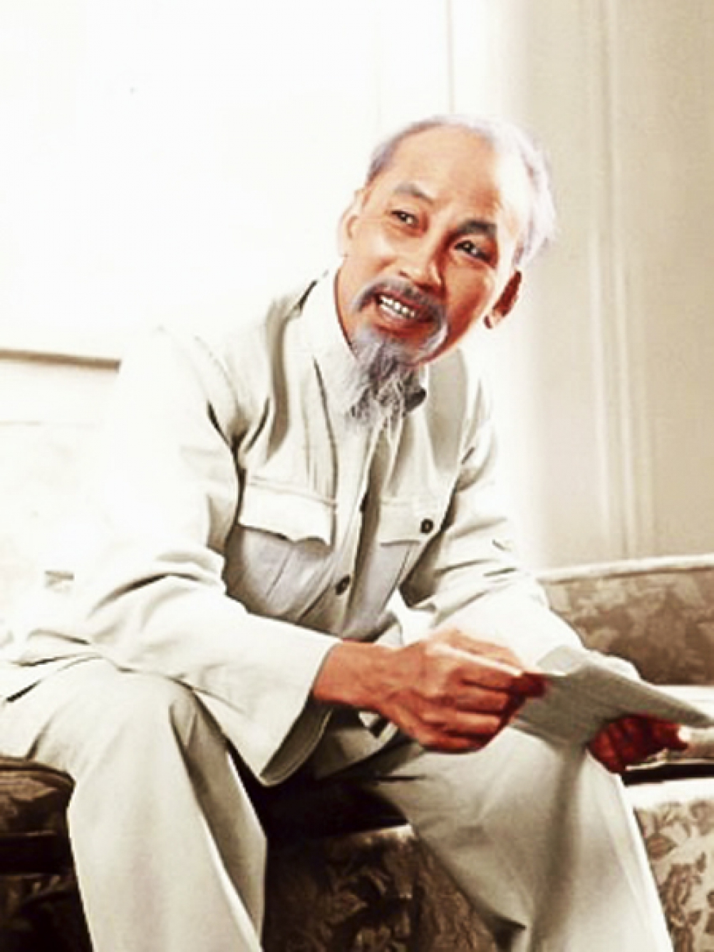 Chủ tịch Hồ Chí  Minh - Người anh hùng dân tộc vĩ đại, kết tinh rạng ngời của đạo đức, trí tuệ,  khí phách, lương tri của dân tộc Việt Nam và thời đại!