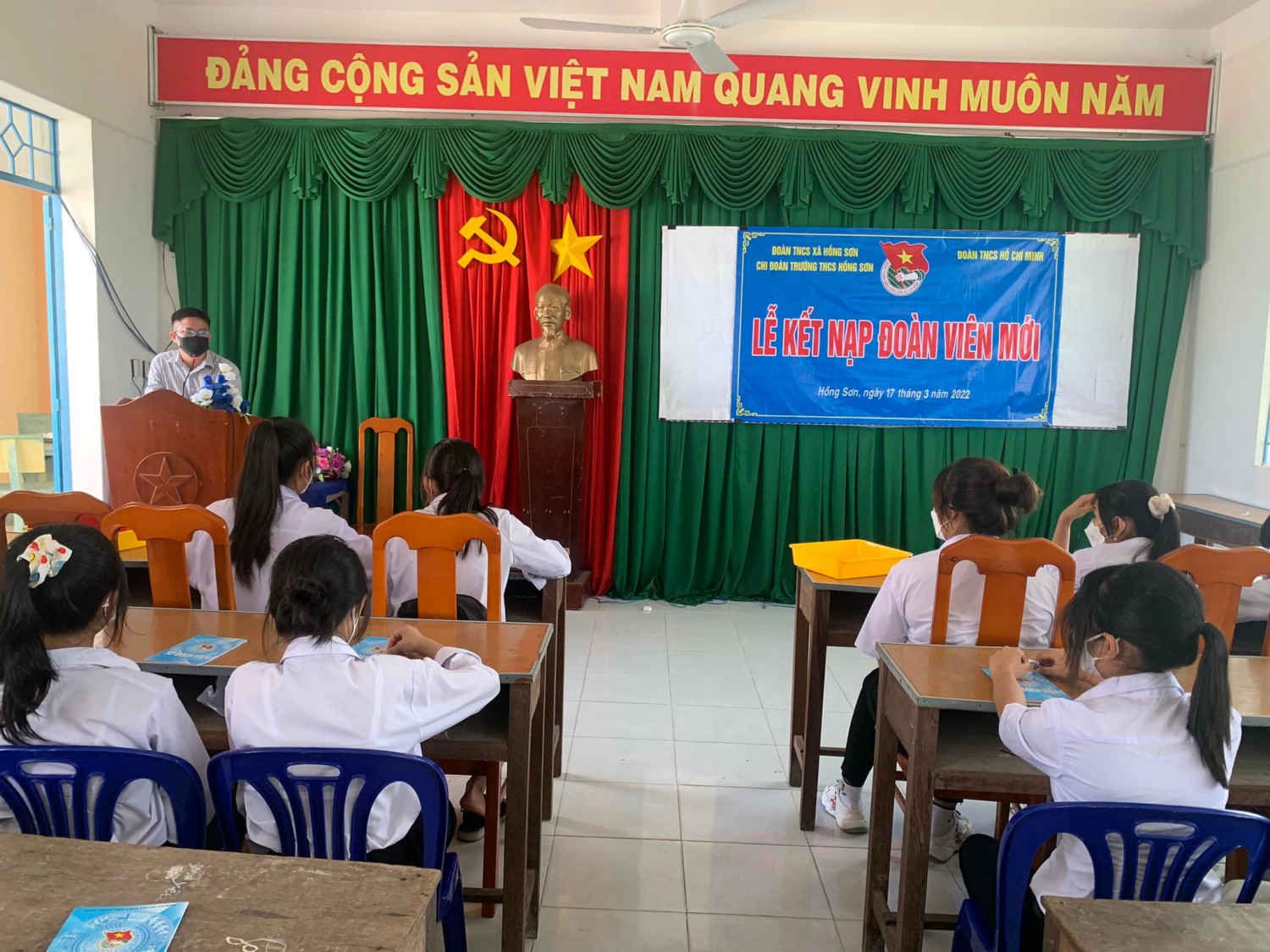 Thầy Đặng Ngọc Thuyên - P. Hiệu trưởng nhà trường dặn dò đoàn viên mới.