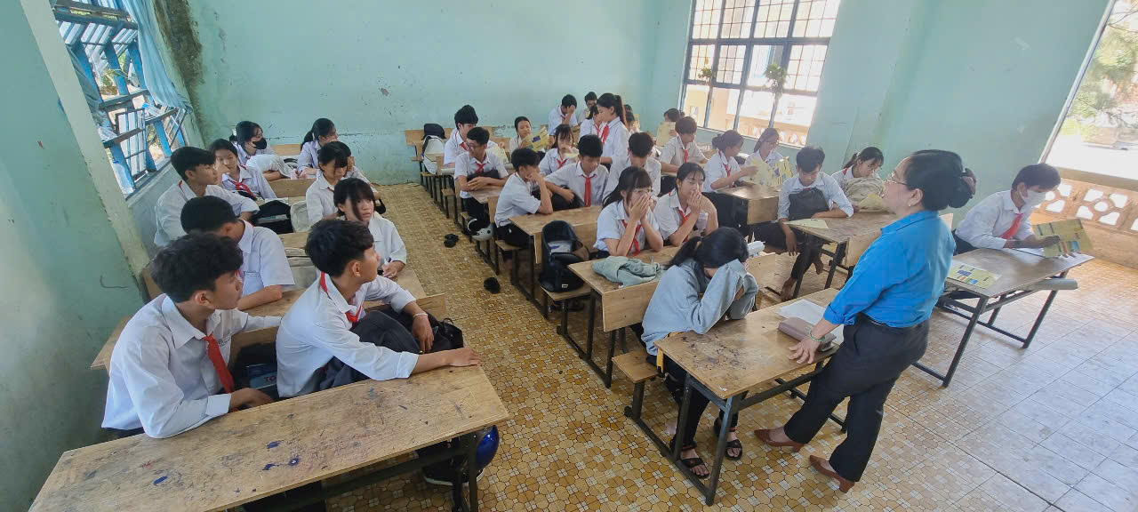 Trường Trung cấp Kinh tế - Kĩ thuật Bình Thuận gư vấn nghề. Năm học 2024 - 2025