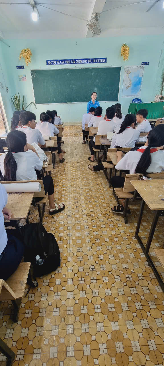Trường Trung cấp Kinh tế - Kĩ thuật Bình Thuận gư vấn nghề. Năm học 2024 - 2025