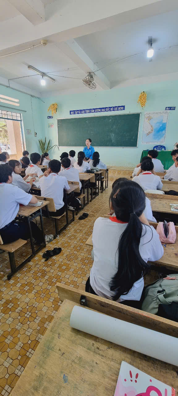 Trường Trung cấp Kinh tế - Kĩ thuật Bình Thuận gư vấn nghề. Năm học 2024 - 2025