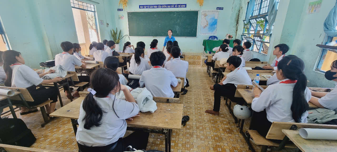 Trường Trung cấp Kinh tế - Kĩ thuật Bình Thuận gư vấn nghề. Năm học 2024 - 2025