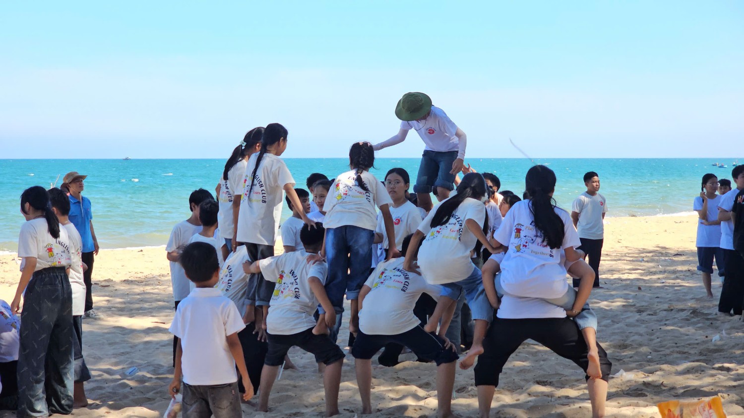 Sinh hoạt dã ngoại CLB Tiếng Anh 2024 - 2025