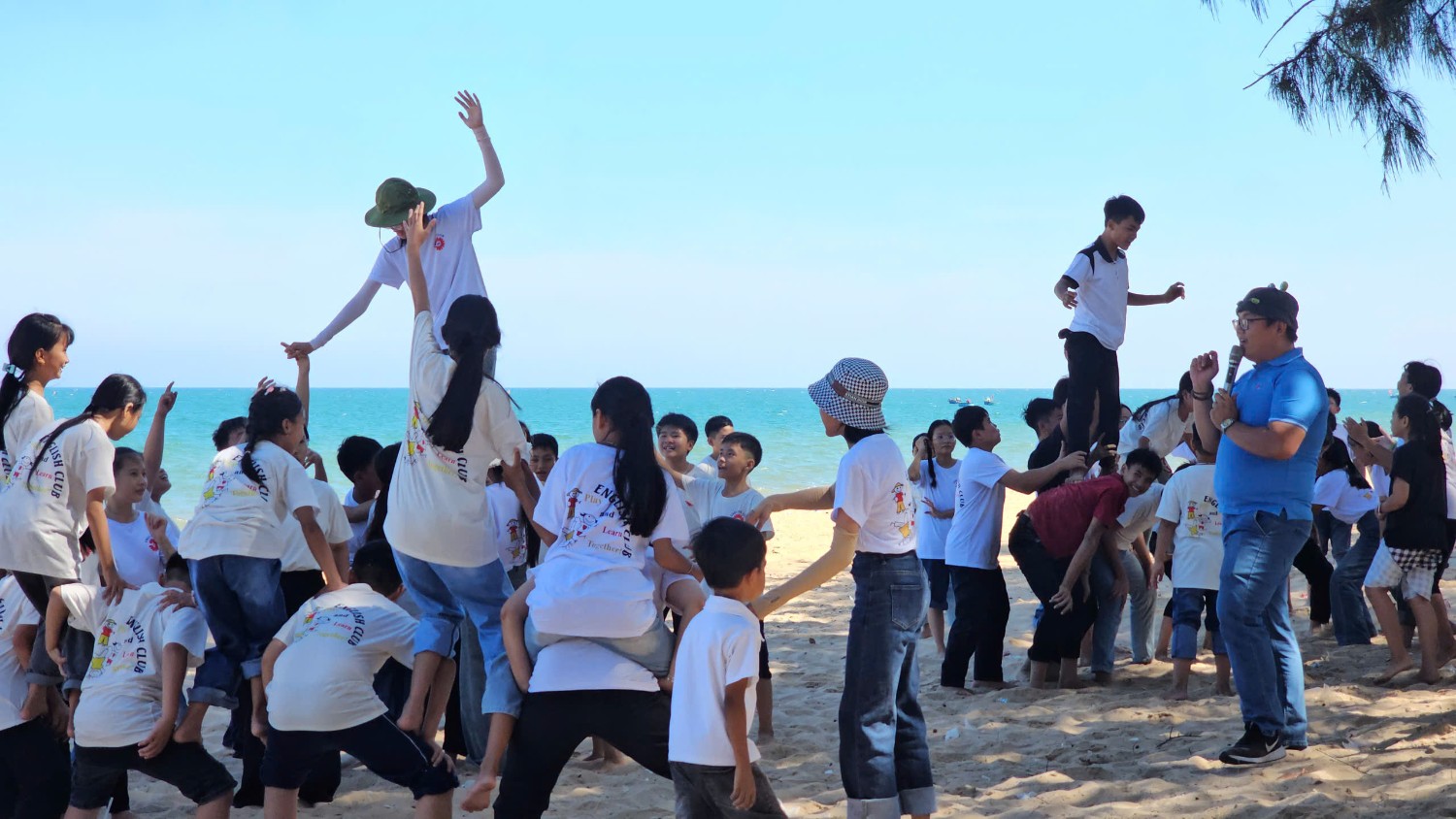 Sinh hoạt dã ngoại CLB Tiếng Anh 2024 - 2025